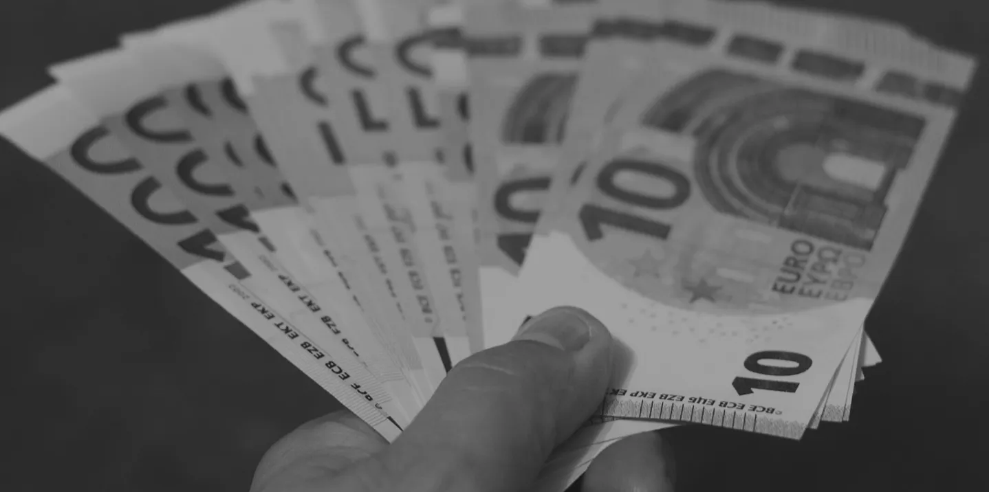 Des documents fiscaux annotés sur un plan de travail
