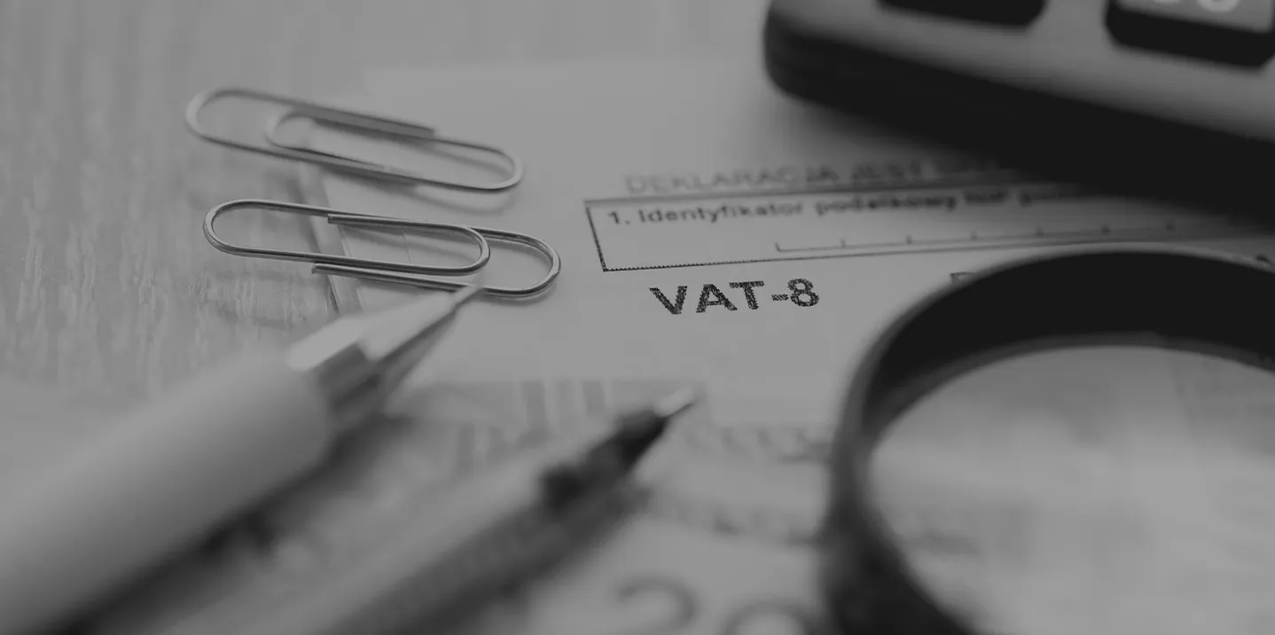 Un dossier de déclarations de TVA sur un bureau